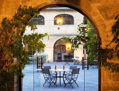 parador cangas de onis, claustro parador cangas, viaje asturias