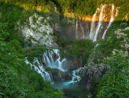 Vista aérea de las cataratas del Parque de Plitvice.