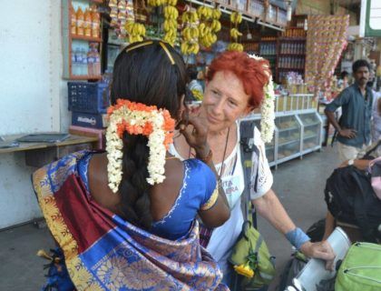 Kandy abuela mochilera, mujer etheria