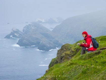 mujer en las islas shetland de escocia