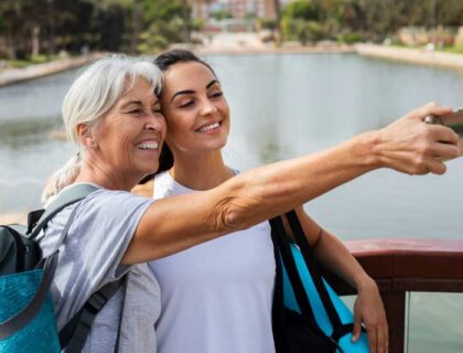 Madre e hija haciéndose un selfie