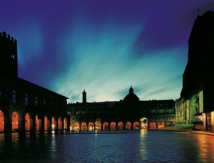 foto nocturna de la plaza mayor de bolonia