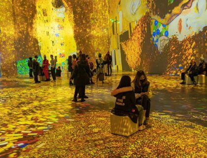 obra del beso en tamaño gigante en la exposicion de klimt