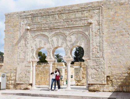 Dos personas frente a los arcos de la casa de Ya'far
