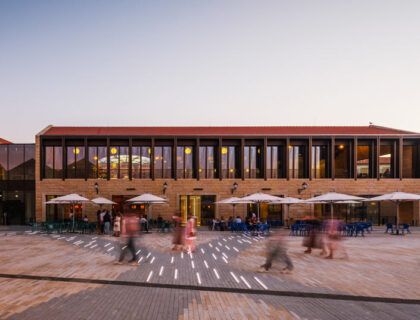 Plaza central de WOW Oporto al atardecer y con terrazas
