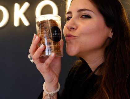 Una joven sostiene un bote de setas en Xokoreto, en Castronuño.