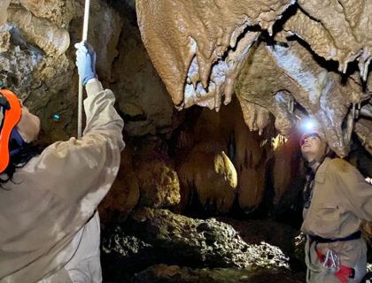 Dos visitantes en el Interior de la cueva de Fuentemolinos.