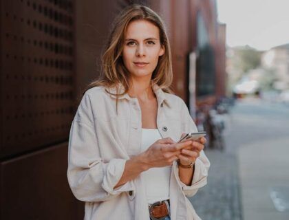 Mujer con un movil con sim prepago para hablar en España