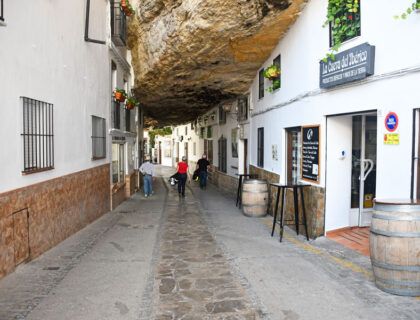calle bajo la roca en Setenil