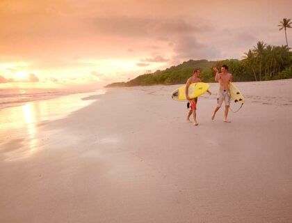 Dos surfistas en la playa de Santa Teresa, en la península de Nicoya, Costa Rica