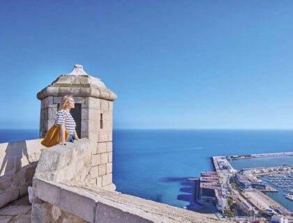 Torreón del castillo de Santa Bárbara, con el mar y la ciudad al fondo.