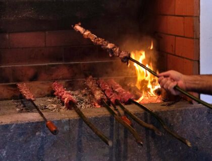 Espetada de carne con palo de laurel.
