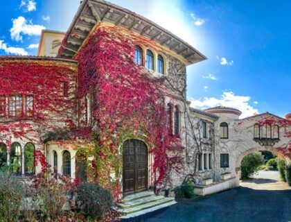 Fachada del hotel Brindos, Lac & Château.