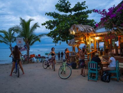 Playa y chiringuito de Puerto Viejo, en Costa Rica.