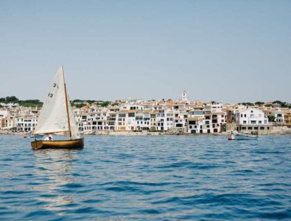 Velero frente a Calella de Palafrugrell