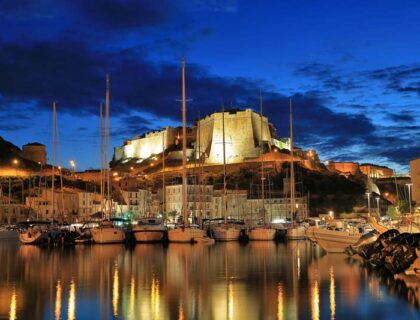 Puerto de Bonifacio por la noche.