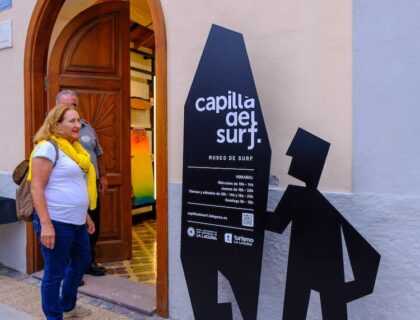 Entrada de la Capilla del Surf, en la ermita del Gran Poder de Dios de Bajamar.