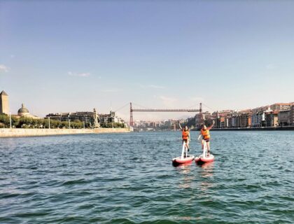 Bicicleta acuática con el Puente Bizkaia al fondo.