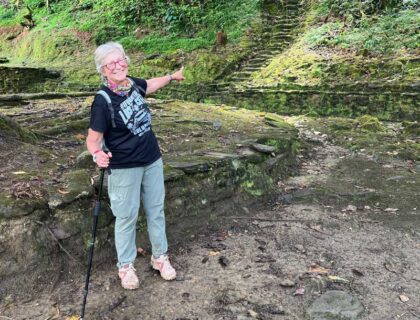 Sania ante unas escaleras en la ruta hacia la Ciudad Perdida.