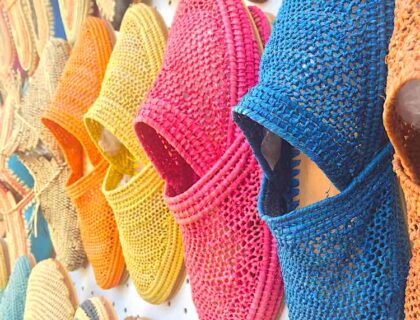 Zapatillas en un zoco de Marrakech.