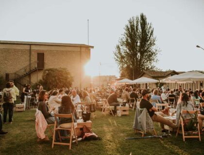 Terraza de las Bodegas Franco-Españolas al atardecer