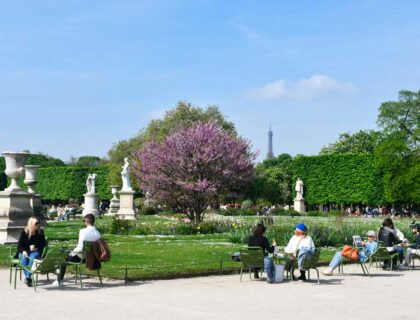 Gente tomando el sol en el Jardín de las Tullerías