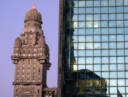 Contraste arquitectónico en Montevideo.