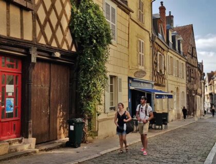 Pareja paseando por Bourges.