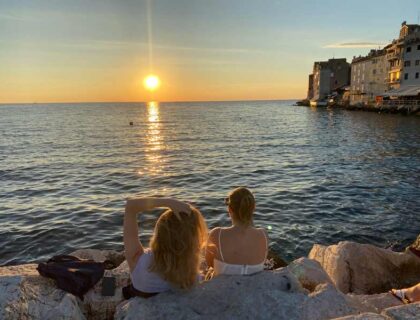 dos mujeres en el tardecer en Rovinj