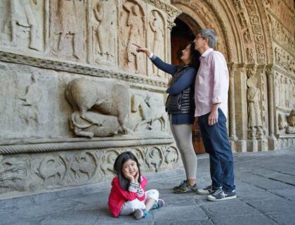 Portada monumental de Ripoll y talleres de escritura
