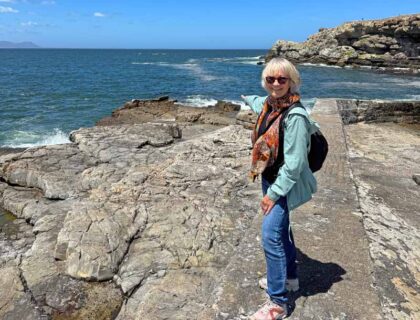Sania en Hermanus, en la costa preparada para avistar ballenas.