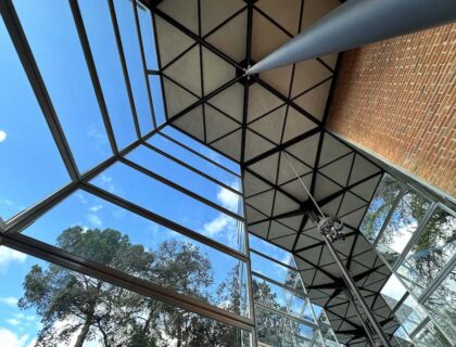 Las grandes cristaleras del Pabellón de los Hexágonos permiten la entrada de luz natural.