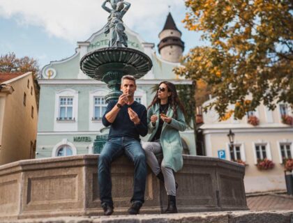 Pareja en Český Krumlov, en una parada de una ruta en coche en Chequia