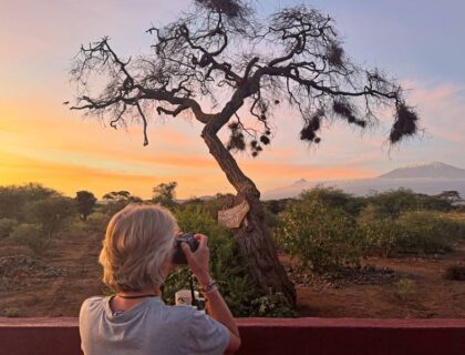 Sania fotografiando el Kilimanjaro.
