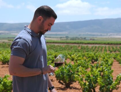 Carlos Arnedo, enólogo de l Cooperativa Santa Cruz de Alpera.