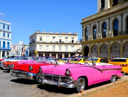 Coches de los años 50 en el Parque Central.