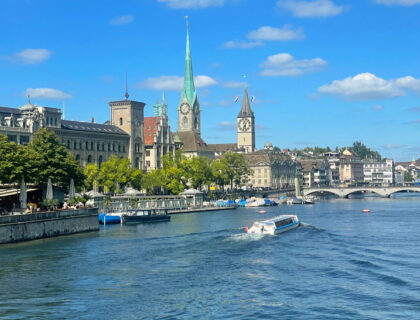 Río Limmat a su paso por el casco histórico de Zúrich.