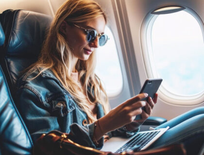 mujer en un avión con un móvil