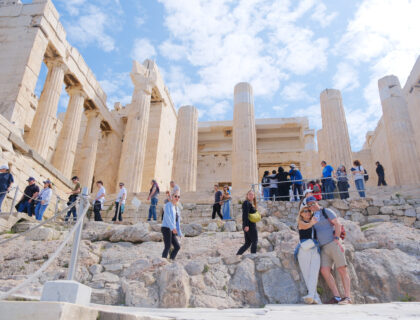 Entrada a la Acrópolis a través del Propileos.