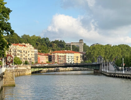 Puente del Ayuntamiento sobre la ría del Nervión.