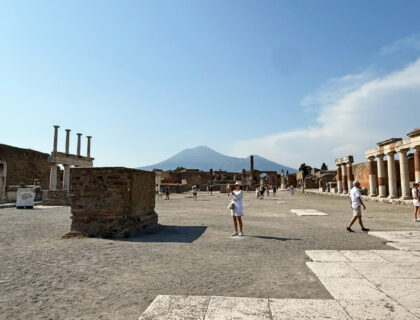 El Foro de Pompeya con el Vesubio al fondo.
