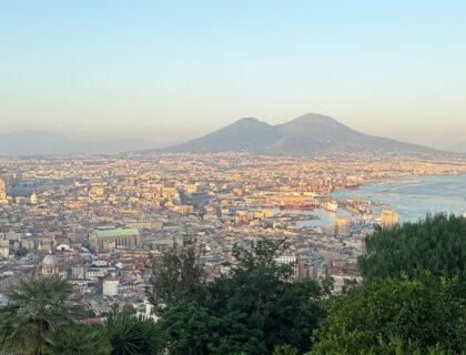 Vista del Vesubio desde el castillo de Sant’Angelo en Nápoles.