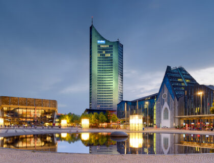 Gewandhaus, Torre Panorama y Universidad en la Plaza de Augusto en Leipzig.