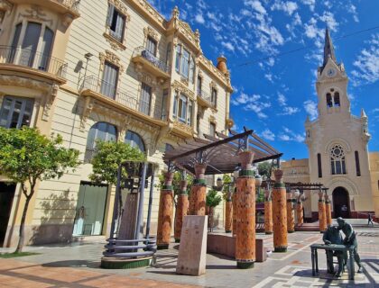 Plaza de Menendez Pelayo, con el edificio La Reconquista y la Iglesia del Sagrado Corazón.
