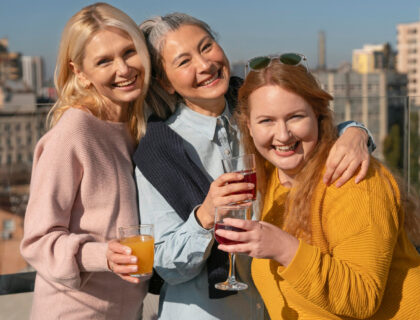 Los grupos de amigas han sido tradicionalmente el único entorno donde compartir los sintomas de la menopausia.